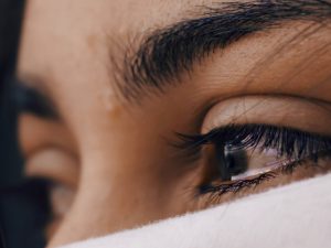 ¿Por qué me lloran los ojos si los siento secos? Descubre el Síndrome del Ojo Seco Paradójico