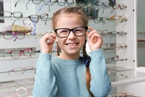 Gafas para niños en Valladolid: Cómo elegir la montura más resistente y segura