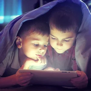 Filtro de luz azul en niños: ¿Realmente lo necesitan para usar la tablet?
