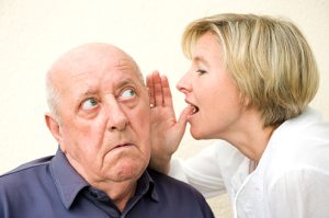 Pérdida auditiva por la edad (Presbiacusia): Síntomas que no debes ignorar en tus seres queridos
