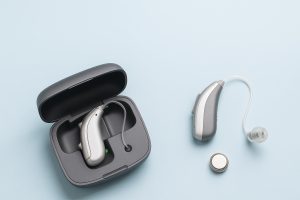 Audífonos recargables vs. a pilas: Comparativa para tomar la mejor decisión