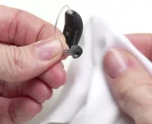 Cómo limpiar y mantener tus audífonos en casa para evitar averías: Guía práctica para usuarios