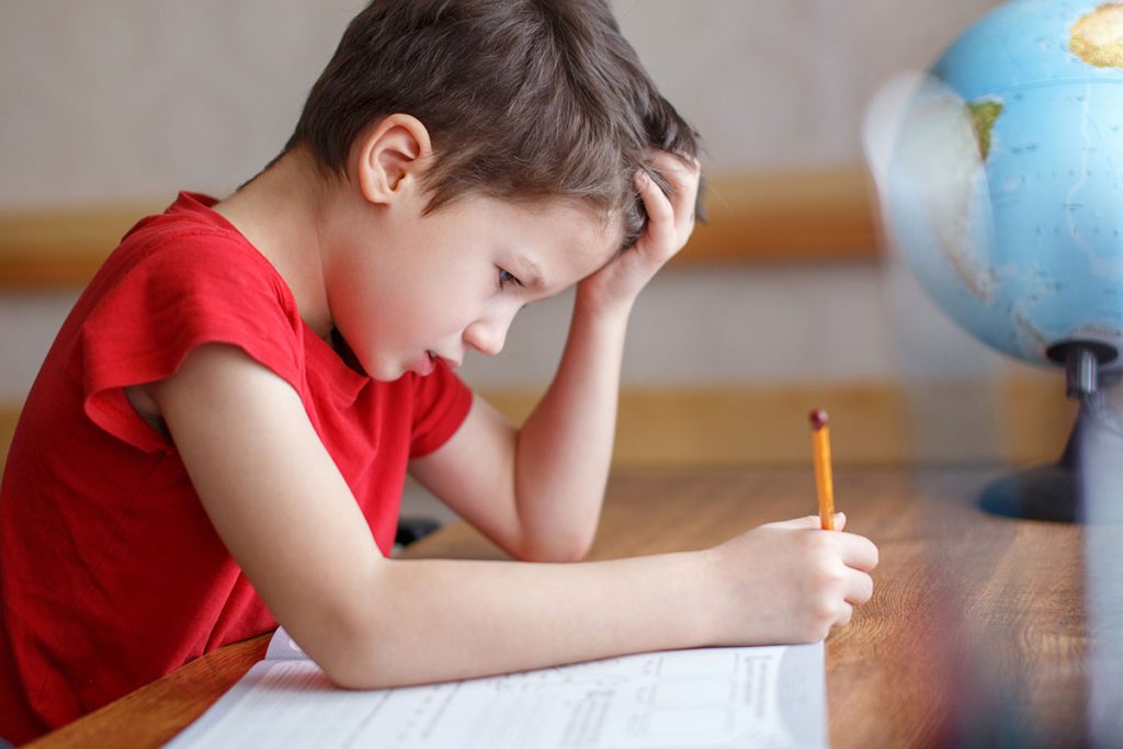 Mi hijo se acerca mucho a la tele: 5 señales de alerta de problemas visuales