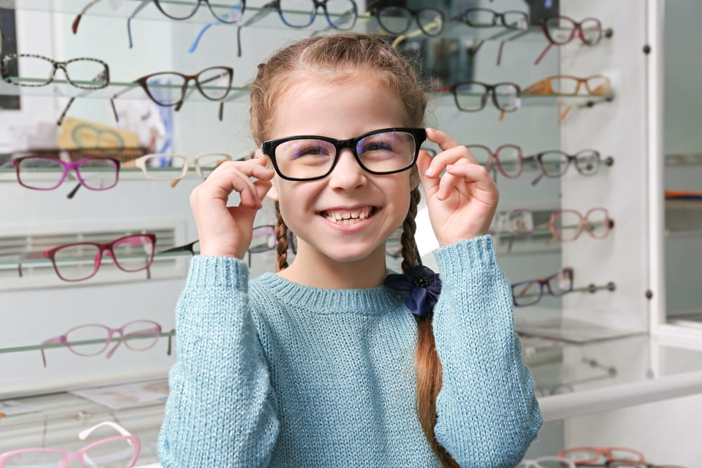Gafas para niños en Valladolid: Cómo elegir la montura más resistente y segura